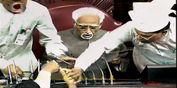 राज्यसभा में जबरदस्त हंगामा, उपराष्ट्रपति का माइक तोड़ा