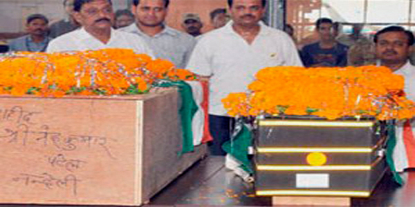 नक्सली हमले में शहीद नन्द कुमार पटेल और उनके पुत्र की अंत्येष्टि