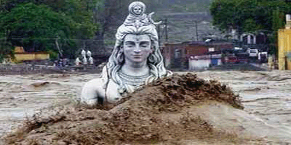 केदारनाथ में फंसी महि‍लाओं से हो रहा गलत व्यवहार!