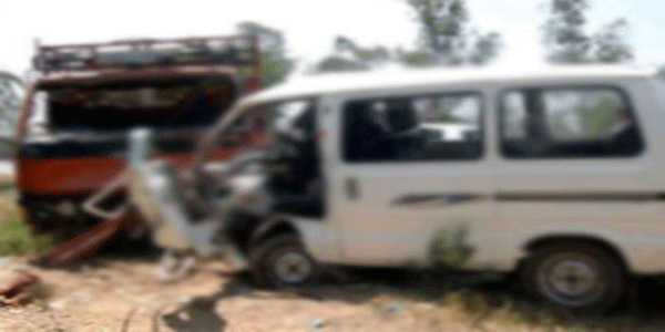 ट्रक-वैन की टक्कर में 13 बच्चों की मौत, कई घायल
