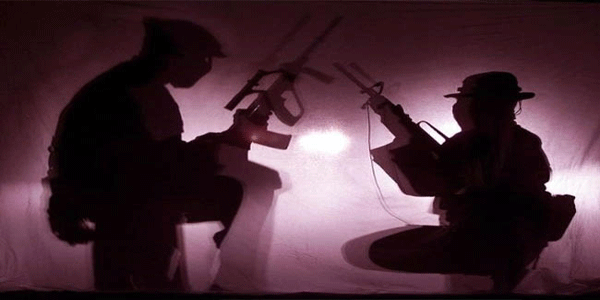 अस्पताल में सशस्त्र सैनिकों का हमला, मेडिकल छात्र घायल