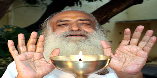 आसाराम बापू की तस्वीर को पहनाई जूतों की माला