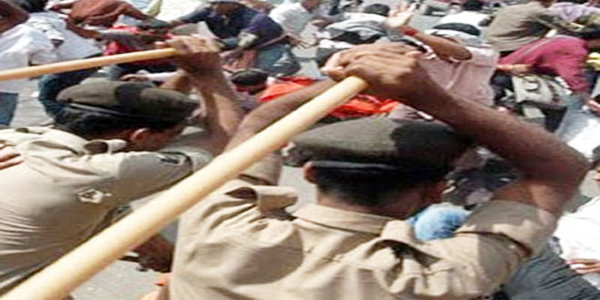 आसाराम समर्थकों पर पुलिस का लाठीचार्ज, 200 गिरफ्तार