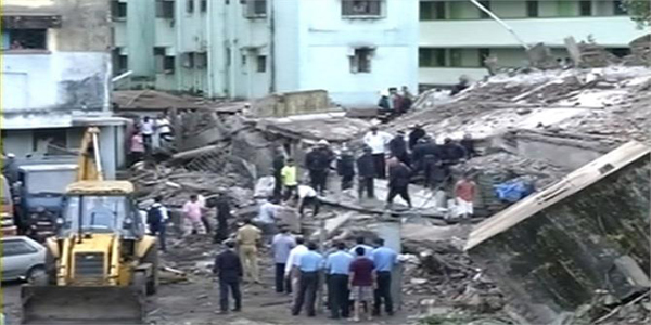मुंबई में पांच मंजिला इमारत गिरी, 50-60 लोगों के दबे होने की आशंका