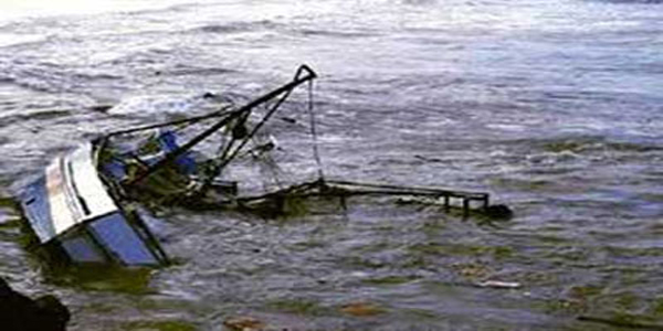 इंडोनेशिया में नाव डूबने से करीब बीस लोगों की मौत