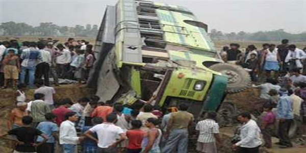 पाकिस्तान में पलटी बस, 35 लोग घायल