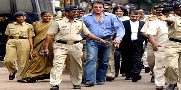 घर पहुंचे संजय दत्त, परिवार के साथ बिताएंगे छुट्टी