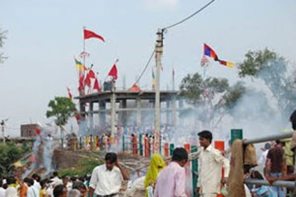 सिंध नदी के पुल की रेलिंग टूटने से पांच लोगों की मौत