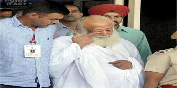 खुलासा: महिलाओं संग स्विमिंग पूल में नहाते थे आसाराम!