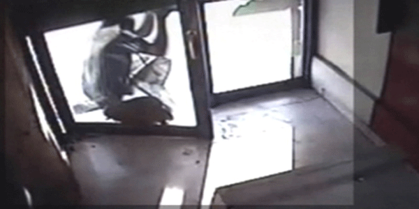 बैंगलोर ATM में महिला पर जानलेवा हमला