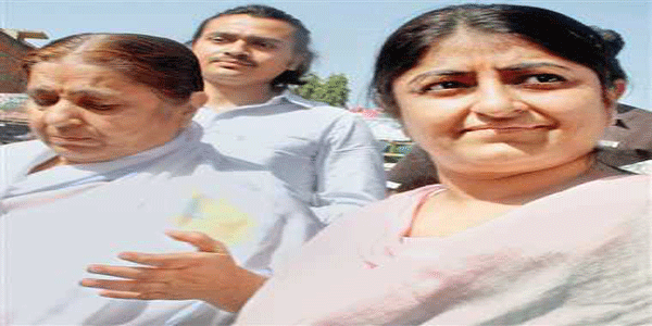 कोर्ट में आसाराम की पत्नी लक्ष्मी और बेटी भारती की पेशी