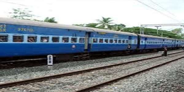 वर्ष 2013 में आसान नहीं रहा रेलवे का सफर