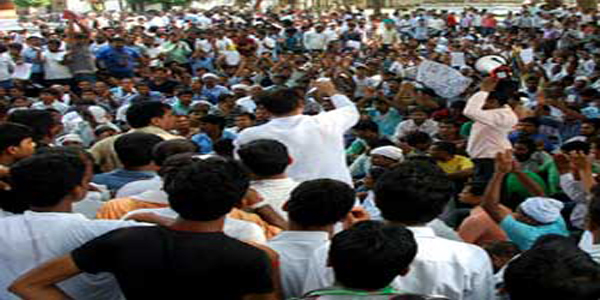 पुलिस-अल्पसंख्यकों को गांव में घुसने नहीं देंगे’